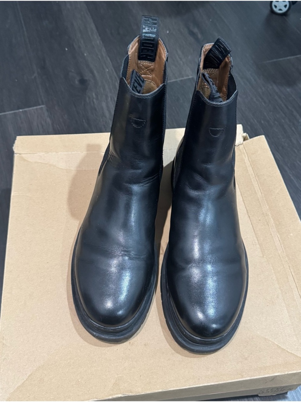 Men’s Steve Madden Chelsea Boots. Size 9, worn once in excellent condition